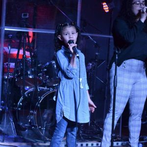 Nuestros niños sirviendo