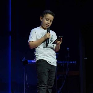 Nuestros niños sirviendo