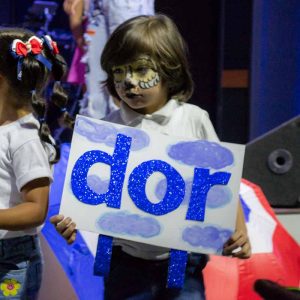 Nuestros niños sirviendo