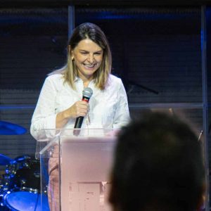 Líderes compartiendo la Palabra